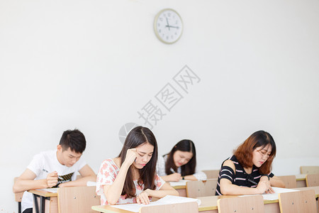 考试中的学生高清图片