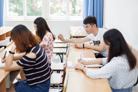 自习室里的学生背景图片