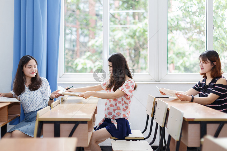 考试中的学生图片