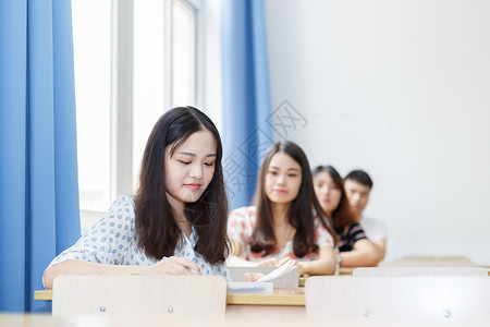 考试中的学生背景图片