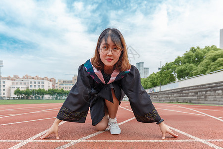 起跑线上的毕业生高清图片