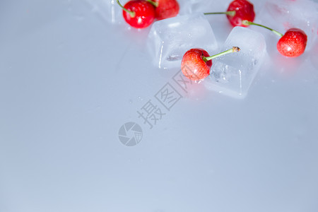 清爽夏日摆放的樱桃和冰块背景图片