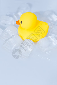 ps素材浴缸清爽夏日玩具鸭子和冰块背景