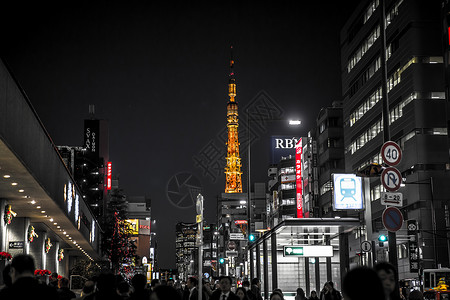 东京歌舞伎町东京铁塔背景