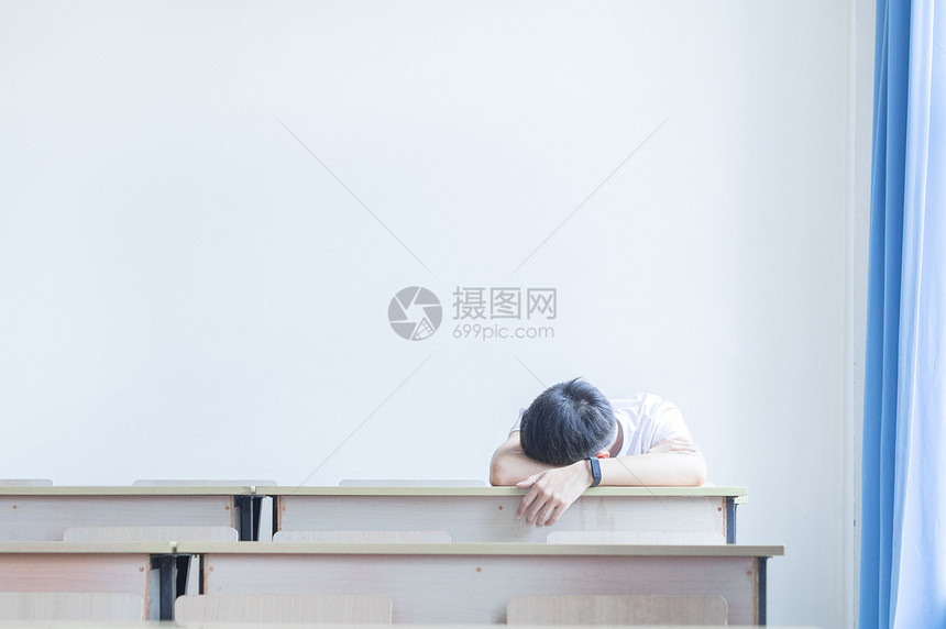趴在桌子上睡着的同学图片