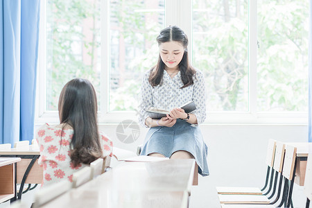 高考来了教室里相互交流学习的同学背景