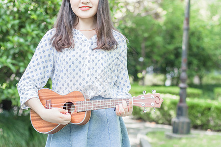 弹尤克里里的女孩图片