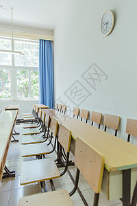 高考倒计时安静的教室桌椅图片