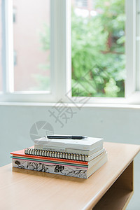 开窗户图片教室里课桌上整齐的书本背景