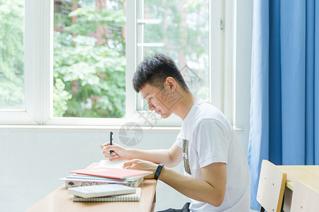 决战高考的男男生清新安静男生教室里写作业背景