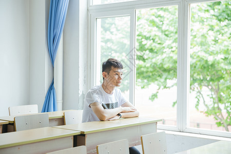 校园教室坐在窗户边的男生高清图片