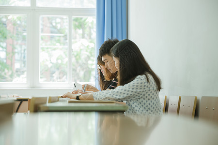 女孩在做试卷校园教室同学们在写卷子背景