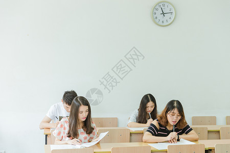 女孩在做试卷校园教室同学们在考试背景