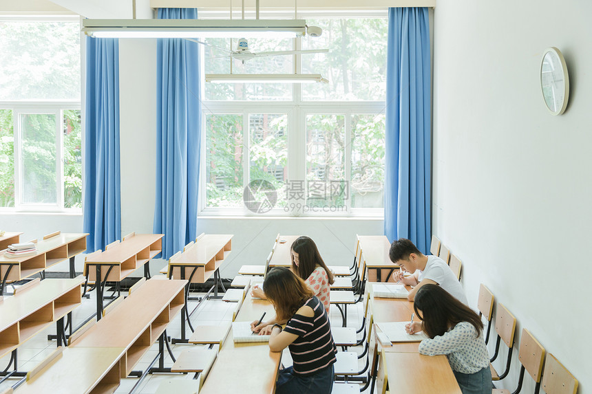 校园教室同学们在考试