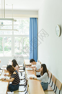 女孩在做试卷校园教室同学们在考试背景