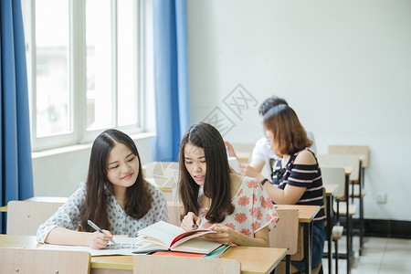 考试读书的男孩校园教室同学们在写卷子背景
