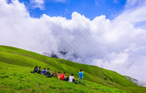 上顶云端看风景的人背景图片