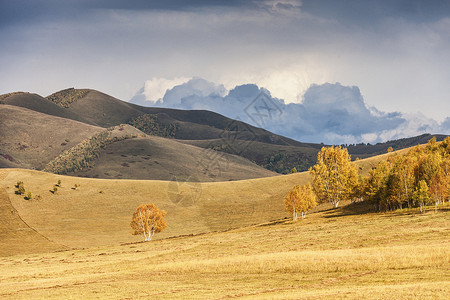 秋天的草原山峦层叠高清图片