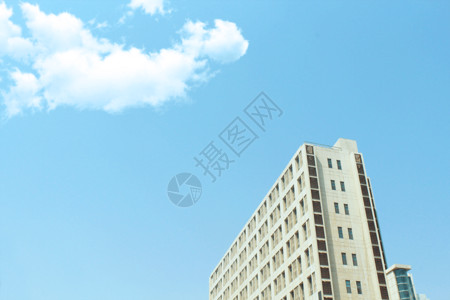 蓝天白云下的办公楼背景图片