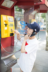 投币路边打公共电话的少女背景