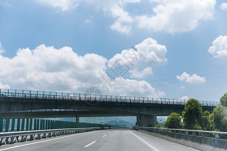 蓝天白云风景空旷公路图片