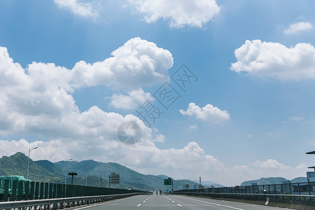 蓝天白云风景空旷公路图片