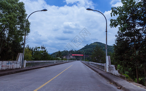 多云天气大气空旷桥面公路背景图片