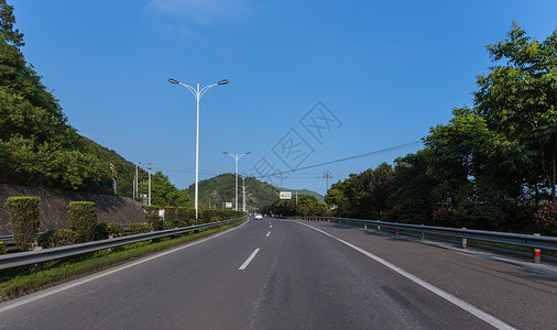 晴天马路空旷的大气宽广依山公路背景