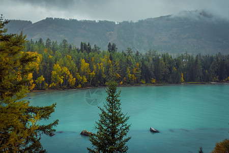 新疆喀纳斯湖雨中的天空高清图片