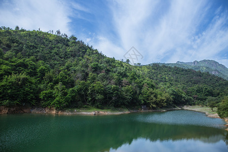 大气水库山脉蓝天白云风景图片