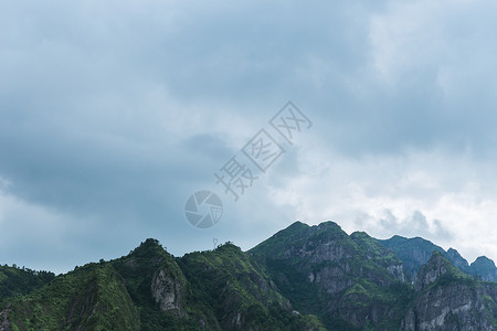 大气多云山峰自然风景背景图片