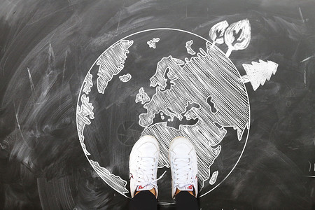 双脚踩地球黑板学生鞋高清图片