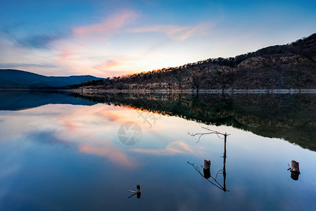 水库钓鱼宁静的湖水背景