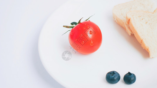盘子上的小番茄图片