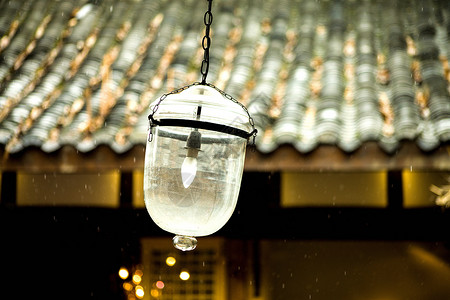 公园里雨后天空下的吊灯背景图片