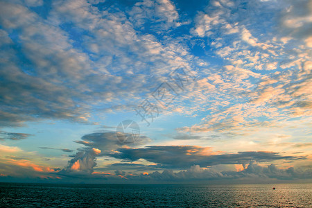 唯美海洋装饰大海上空的云背景