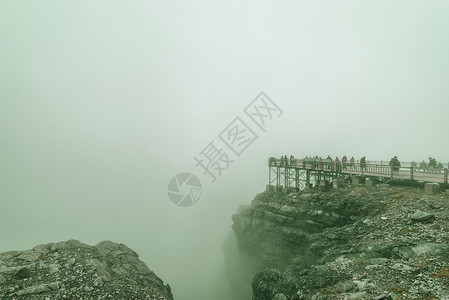 雾锁山乡雾锁玉龙雪山背景