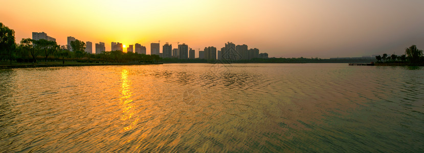 海报金色日出时分的龙源湖背景