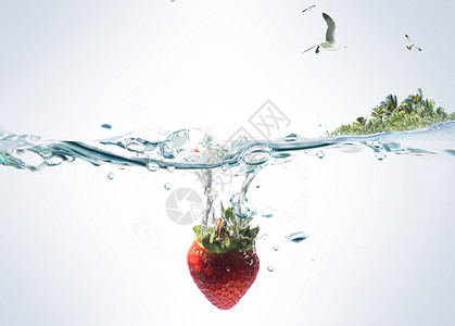 在一杯草莓溅入水底的草莓设计图片