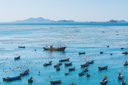 水中的渔船海岸海岛沙滩海湾背景