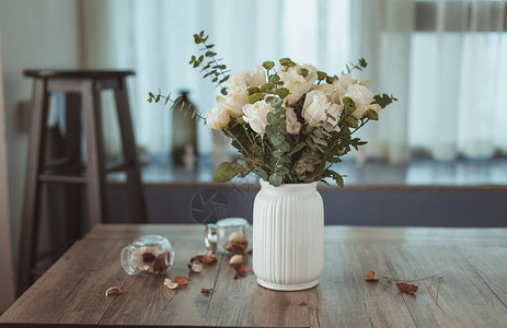 一枝白玫瑰文艺清新的室内花卉背景