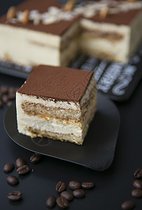 可可格罗夫切块的方形提拉米苏蛋糕背景