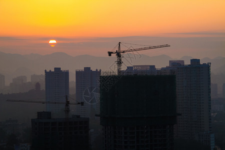 建设的大楼建筑工地与日出背景