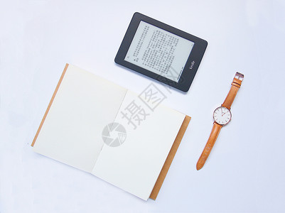 白色笔记本子样式本子、手表与kindle背景