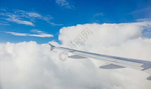 翅膀素材免费飞行在蓝天白云间的客机背景