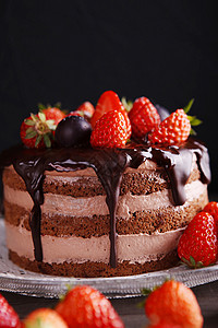 巧克力淋面草莓可可蛋糕背景图片
