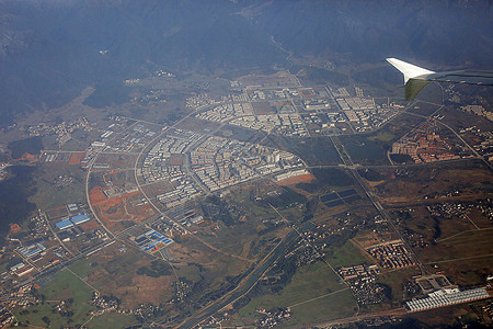 低空飞行在田野上空的民航客机背景图片