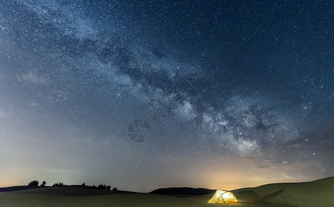 沙漠露营夜晚的沙漠高清图片