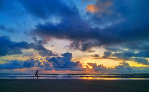 海边奔跑的人图片