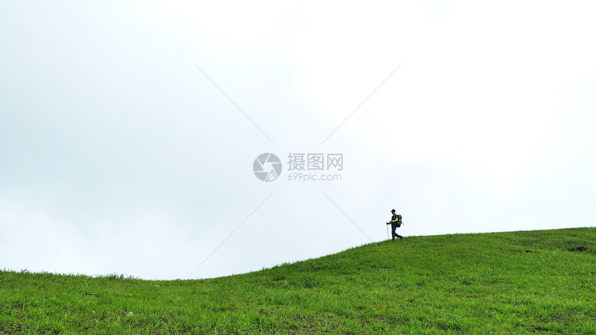 登山的人图片